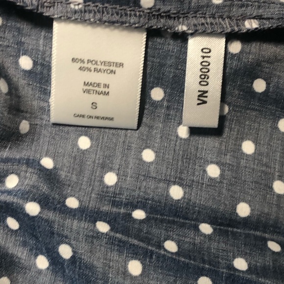 Elegant and flowy sleeveless button down shirt - Picture 5 of 5